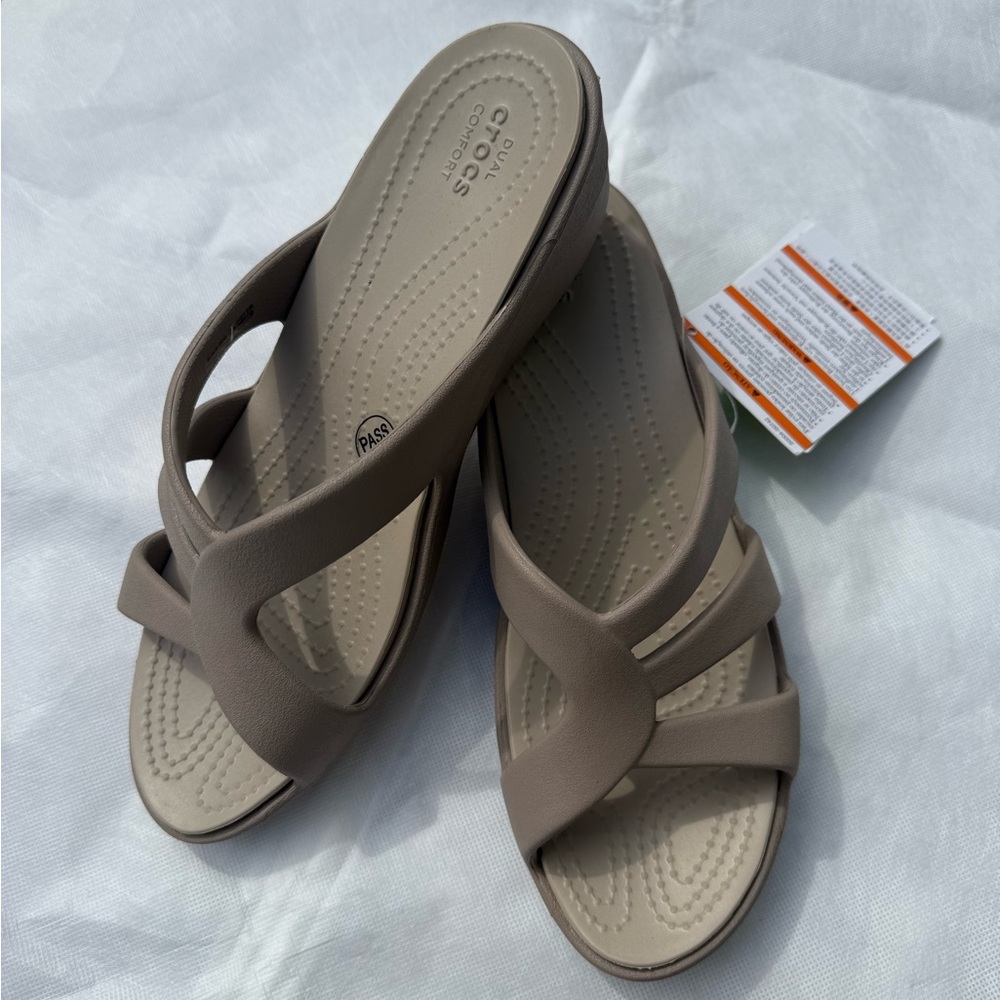 NEW Crocs Sanrah Strappy Wedge Sandal Women’s Size 9 Tan Mushroom/Cobblestone